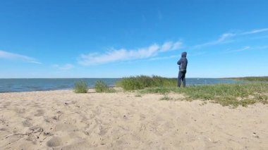 Naute 'daki insanlar. Adam Vistula Gölü 'ne bakıyor.