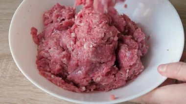 Adam kasede kıyma yapıyor.