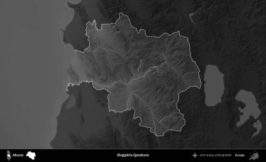 Shqiperia Qendrore. Arnavutluk 'un idari alanı koyu gri tonlu bir yükselme haritasına vurgulandı ve ana hatları çizildi