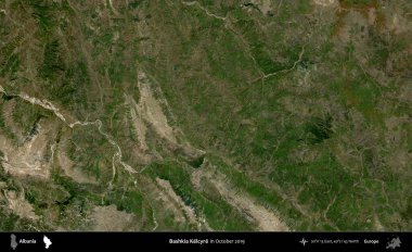 Bashkia Kelcyre. Ekim 2019 'da çekilen Global Mozaik Sentinel-2 karolarından oluşan bir uydu görüntüsü üzerine Arnavutluk' un idari alanı