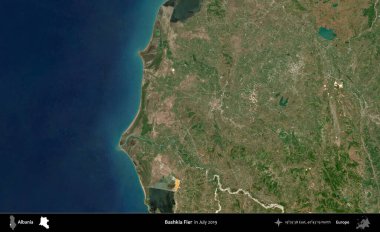 Bashkia Fier. Temmuz 2019 'da çekilen Global Mozaik Sentinel-2 karolarından oluşan bir uydu görüntüsü üzerine Arnavutluk' un idari bölgesi