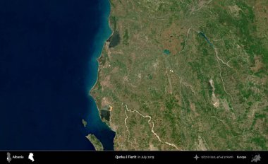 Qarku i Fierit. Temmuz 2019 'da çekilen Global Mozaik Sentinel-2 karolarından oluşan bir uydu görüntüsü üzerine Arnavutluk' un idari bölgesi