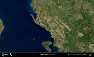 Qarku i Vlores. Temmuz 2019 'da çekilen Global Mozaik Sentinel-2 karolarından oluşan bir uydu görüntüsü üzerine Arnavutluk' un idari bölgesi