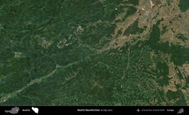 Bezirk Neunkirchen. Temmuz 2022 'de çekilen Global Mozaik Sentinel-2 karolarından oluşan bir uydu görüntüsü üzerine Avusturya' nın idari bölgesi