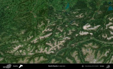 Bezirk Reutte. Temmuz 2022 'de çekilen Global Mozaik Sentinel-2 karolarından oluşan bir uydu görüntüsü üzerine Avusturya' nın idari bölgesi