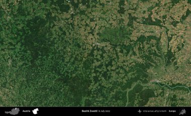 Bezirk Zwettl. Temmuz 2022 'de çekilen Global Mozaik Sentinel-2 karolarından oluşan bir uydu görüntüsü üzerine Avusturya' nın idari bölgesi