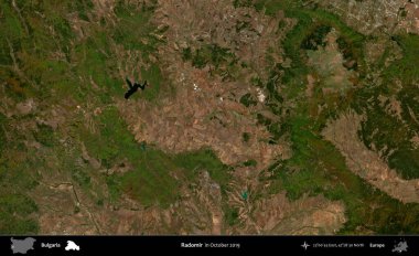 Radomir. Ekim 2019 'da çekilen Global Mozaik Sentinel-2 karolarından oluşan bir uydu görüntüsü üzerine Bulgaristan' ın idari alanı