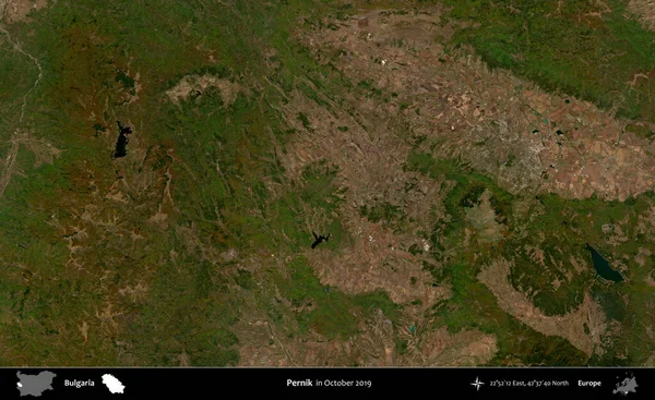 Pernik. Ekim 2019 'da çekilen Global Mozaik Sentinel-2 karolarından oluşan bir uydu görüntüsü üzerine Bulgaristan' ın idari alanı