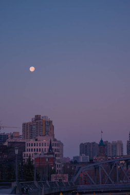 Sabah erken saatlerde Şangay 'da Bund' da bir dolunay batıyor.