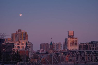 Sabah erken saatlerde Şangay 'da Bund' da bir dolunay batıyor.