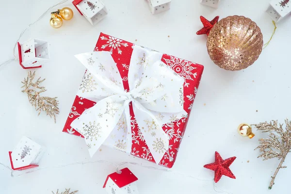 Caja Regalo Roja Con Lazo Blanco Bolas Navidad Casas Guirnaldas —  Fotos de Stock