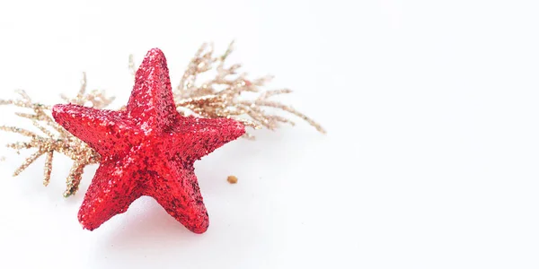 Λάβαρο Κόκκινο Λαμπερό Αστέρι Και Χρυσό Κλαδί Ερυθρελάτης Λευκό Φόντο — Φωτογραφία Αρχείου