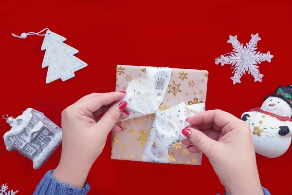 Manos Femeninas Están Envolviendo Regalo Atando Una Cinta Sobre Fondo —  Fotos de Stock