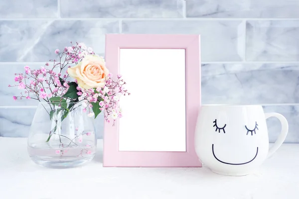 Cadre Photo Maquette Tasse Blanche Avec Visage Souriant Les Yeux Image En Vente