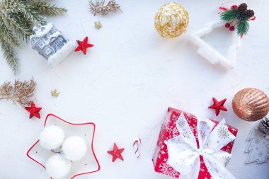 Beyaz arka planda Noel dalları, hediye kutuları ve Noel oyuncakları. Boşluğu kopyala.