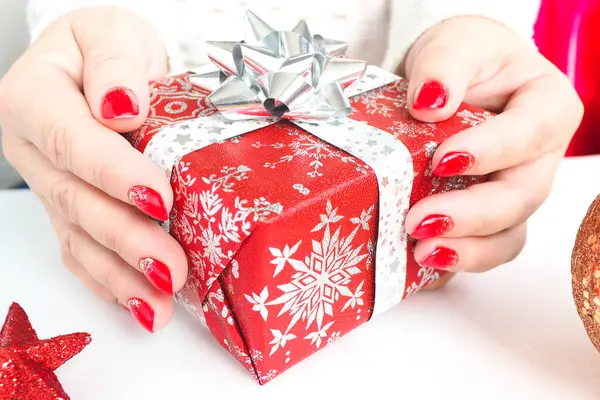 Manos Femeninas Sostienen Una Caja Con Regalo Navidad —  Fotos de Stock