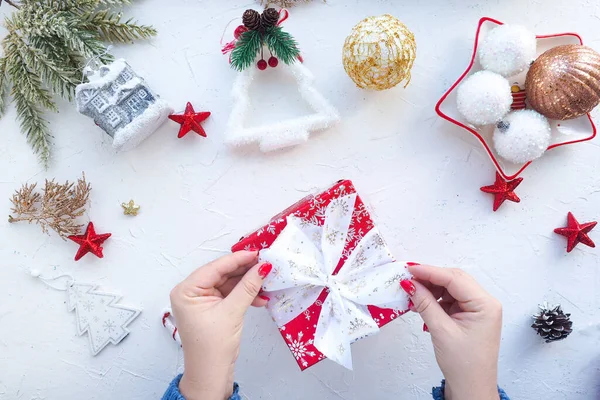 Kvinnliga Händer Inslagning Julklapp Ett Vitt Bord Med Söta Julgran — Stockfoto