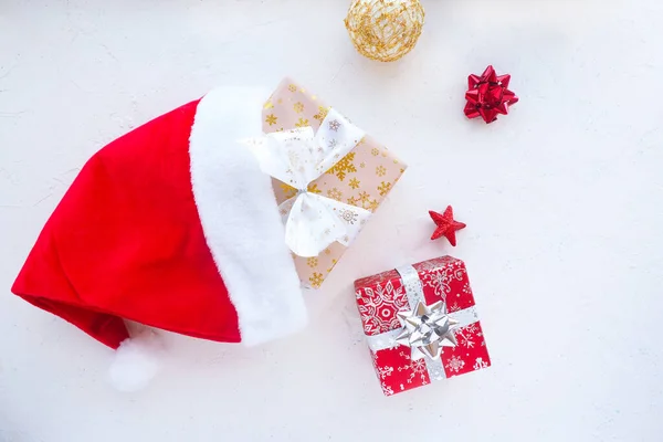 Röd Jul Santa Claus Hatt Presentaskar Och Julgran Leksaker Ett — Stockfoto