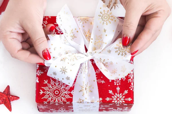 Женские Руки Завязывают Бантик Красную Подарочную Коробку Подготовка Концепции Рождеству — стоковое фото