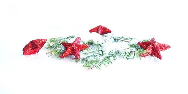 Weihnachtsbanner Rote Sterne Mit Glitzern Auf Schneebedeckten Tannenzweigen Auf Weißem — Stockfoto