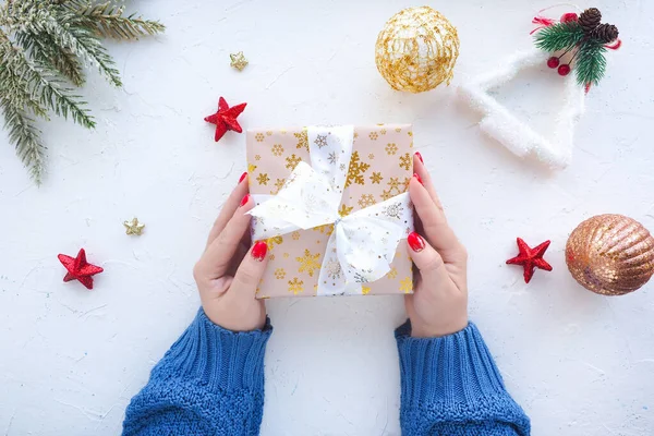 Manos Femeninas Suéter Azul Sostienen Una Caja Con Regalo Navidad — Foto de Stock