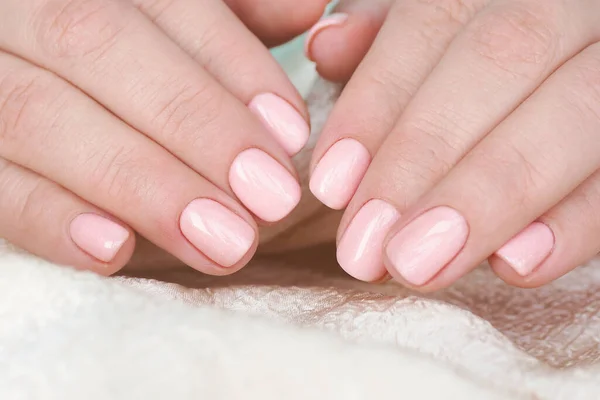 Mains Féminines Avec Belle Manucure Vernis Rose Doux Sur Les Photos De Stock Libres De Droits