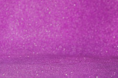 Güller, hediye kutusu, beyaz arka planda kalpler. Boşluğu kopyala