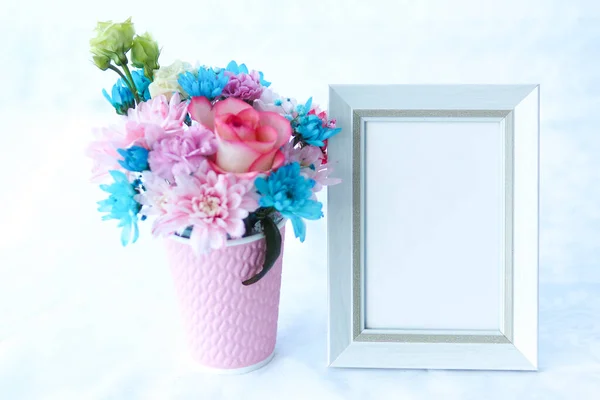 Mockup Con Cornice Bianca Bouquet Rose Crisantemi Una Tazza Rosa — Foto Stock