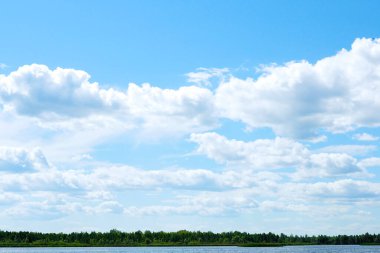 Güzel manzara koyu mavi göl, yeşil orman ve bulutlu gökyüzü