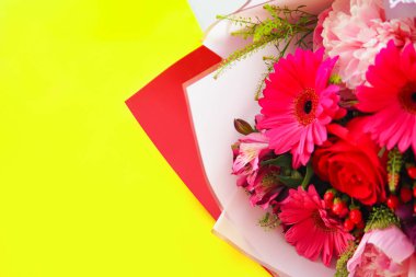 Keçeli arka planda güller ve şakayıklar olan güzel, parlak bir buket. Boşluğu kopyala