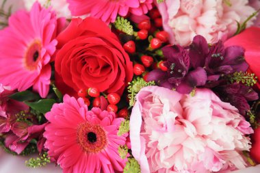 Güzel, parlak bir buket, sarı arka planda güller ve şakayıklar. Boşluğu kopyala