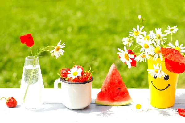 Sunny Summer Composition Chamomile Poppies Glass Vase Strawberries Mug Slice — Stock Photo, Image