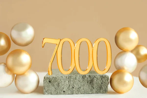 Número 7000 Podio Hormigón Bolas Oro Volumétricas Sobre Fondo Beige —  Fotos de Stock