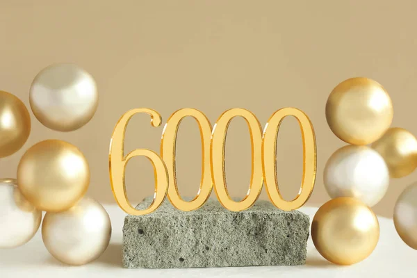 Номер 6000 Бетонному Подіумі Ємні Золоті Кульки Бежевому Фоні Копіювати Стокова Картинка