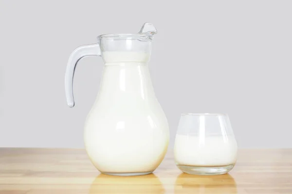 Milch Einem Glas Und Eine Kanne Auf Einem Holztisch Vor — Stockfoto