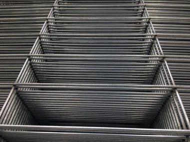 Kaynaklı üç boyutlu tel çitlerin saklandığı paneller. Yukarıdan görünüm.