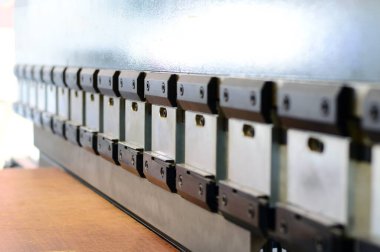 Metal levhayı bükmek için makinenin elementleri. Metal ürünleri üretimi.