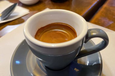 Masanın üzerinde bir fincan espresso..