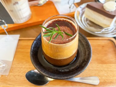 Vietnam Yumurtalı Kahve Tatlısı Biberiye Garnitürlü.