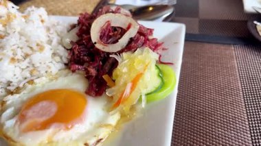 Klasik Filipinli Kahvaltısı Salamura Et, Sarımsaklı Pirinç ve Kızarmış Yumurta Cornsilog.
