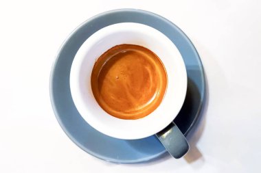 Beyaz arka planda bir fincan espresso, dikey fotoğraf..