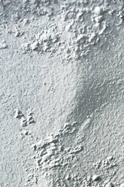 2026 yılının en çok rastlanan rengi olan kaba beyaz boyanın yakın çekimi.