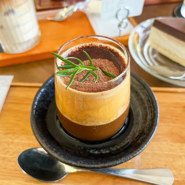 Vietnam Yumurtalı Kahve Tatlısı Biberiye Garnitürlü.