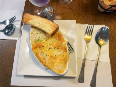 Lokantadaki bir masada servis edilen lazanya..