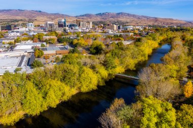 Yılın sonbaharında Boise Nehri üzerindeki Boise silueti.