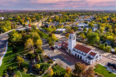 Boise Idaho 'da sonbahar ağaçları ve tren istasyonu