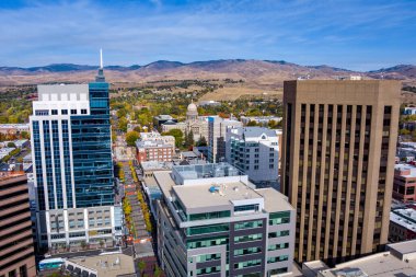 Boise ufkunun üstündeki eteklerde sonbahar ağaçları