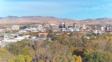 Boise, Idaho, ABD 23 Ekim 2020: Sonbaharda Boise Idaho 'da sonbahar ağacı renkleriyle küçük bir kasaba