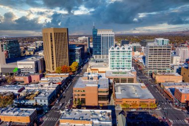 Uzun ağaçlar Boise Idaho sokaklarını süslüyor.