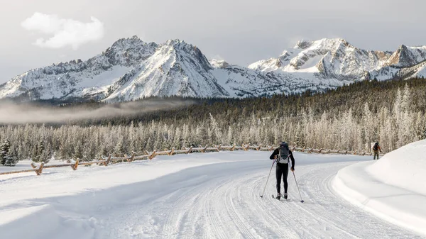Esquiadores Invierno Dirigen Idaho Montañas — Foto de Stock
